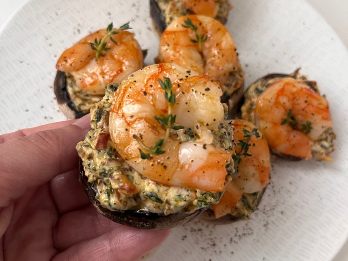 Champiñones rellenos de queso, espinacas y tomate seco con&nbsp;gambas&nbsp;