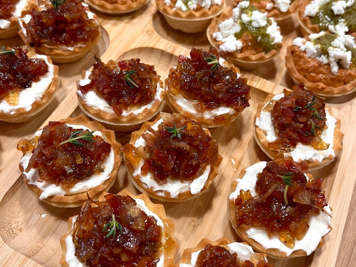 Canapés de mermelada de bacon casera y&nbsp;queso