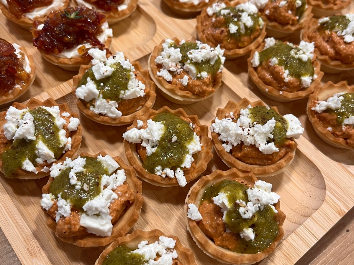 Canapés de muhammara, queso feta y mojo de cilantro y&nbsp;pistacho