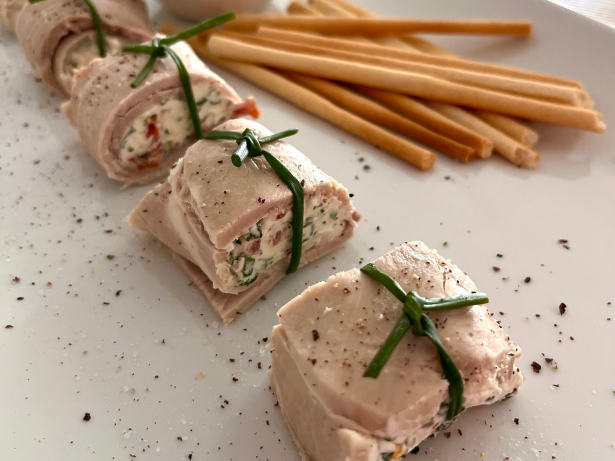 Involtini de pata de cerdo con crema de queso, berros y tomate&nbsp;seco