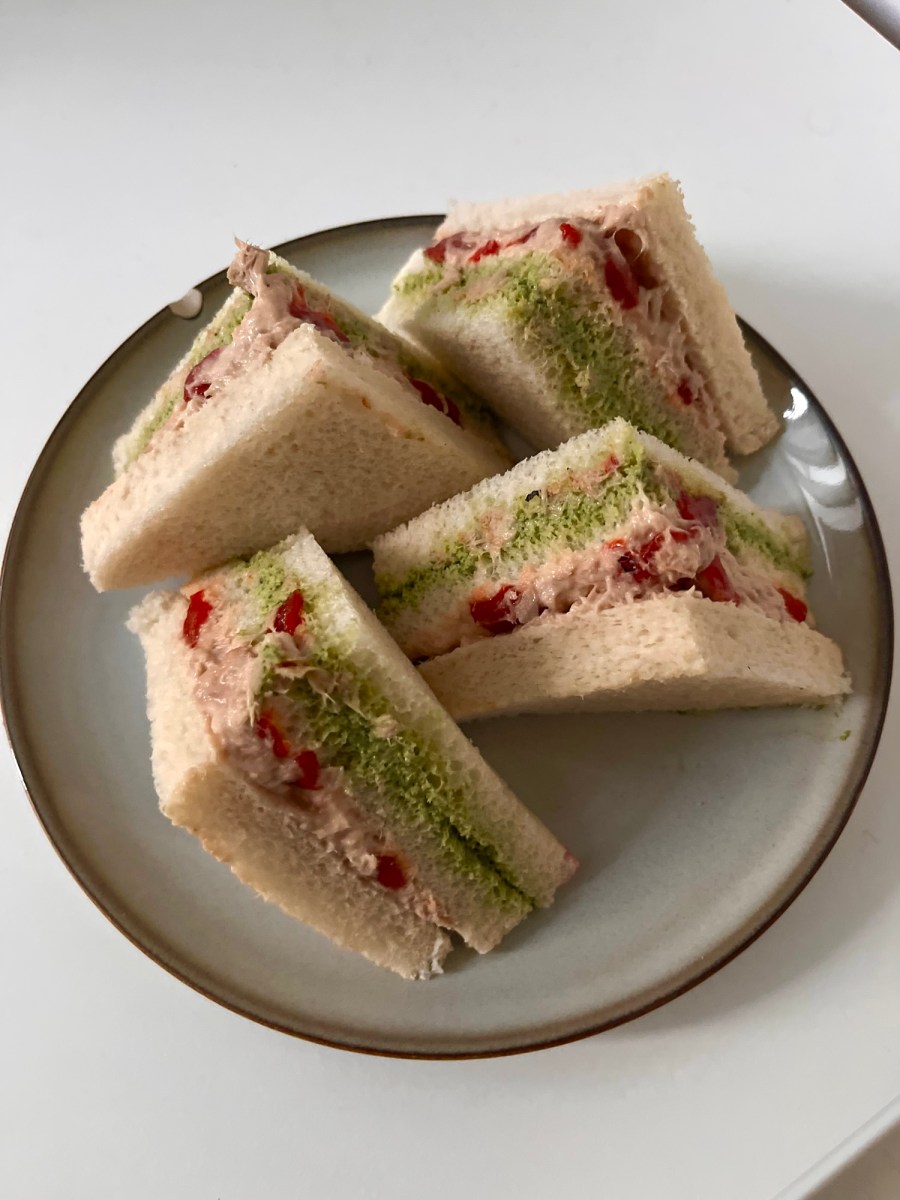 Sandwich triple crema de berros y aguacate con atún y pimientos&nbsp;confitados