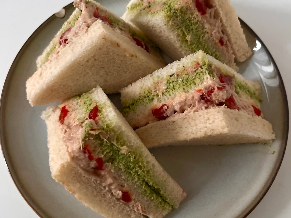 Sandwich triple crema de berros y aguacate con atún y pimientos&nbsp;confitados