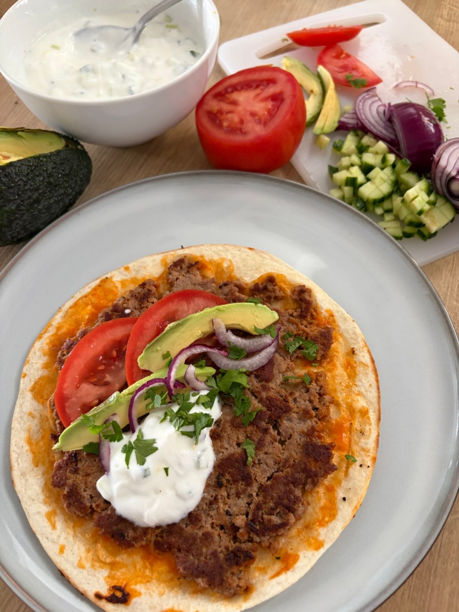 Tortillas mexicanas con carne picada y salsa de&nbsp;yogur
