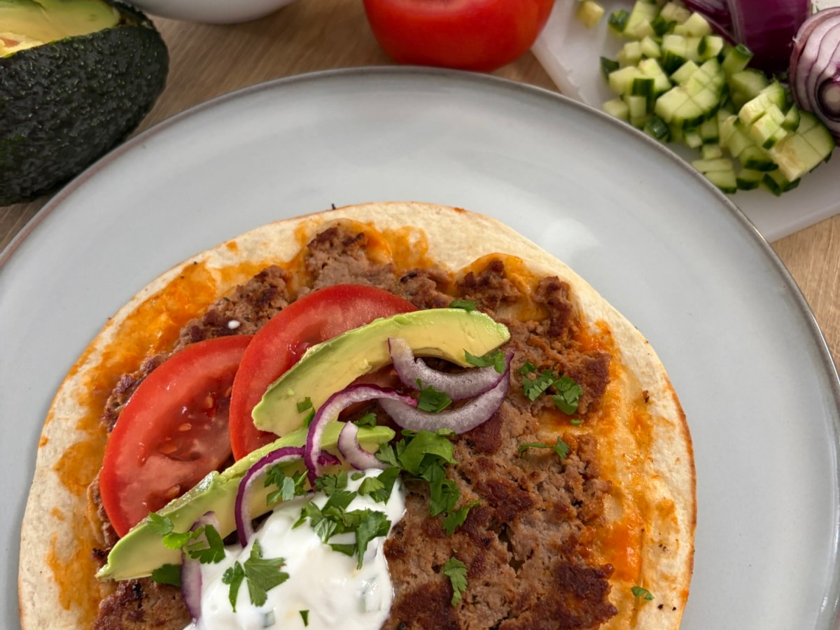 Tortillas mexicanas con carne picada y salsa de&nbsp;yogur