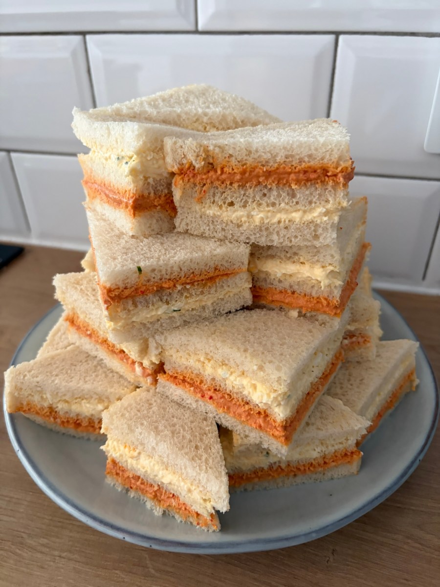 Sandwiches de atún con pimiento del piquillo y&nbsp;huevo