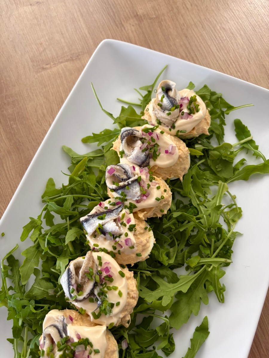 Huevos rellenos coronados con&nbsp;boquerón