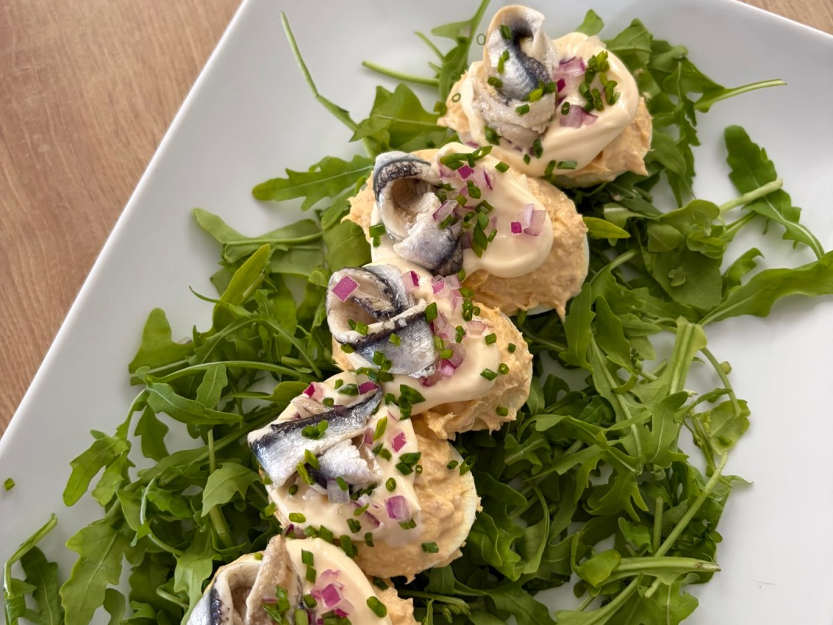 Huevos rellenos coronados con&nbsp;boquerón