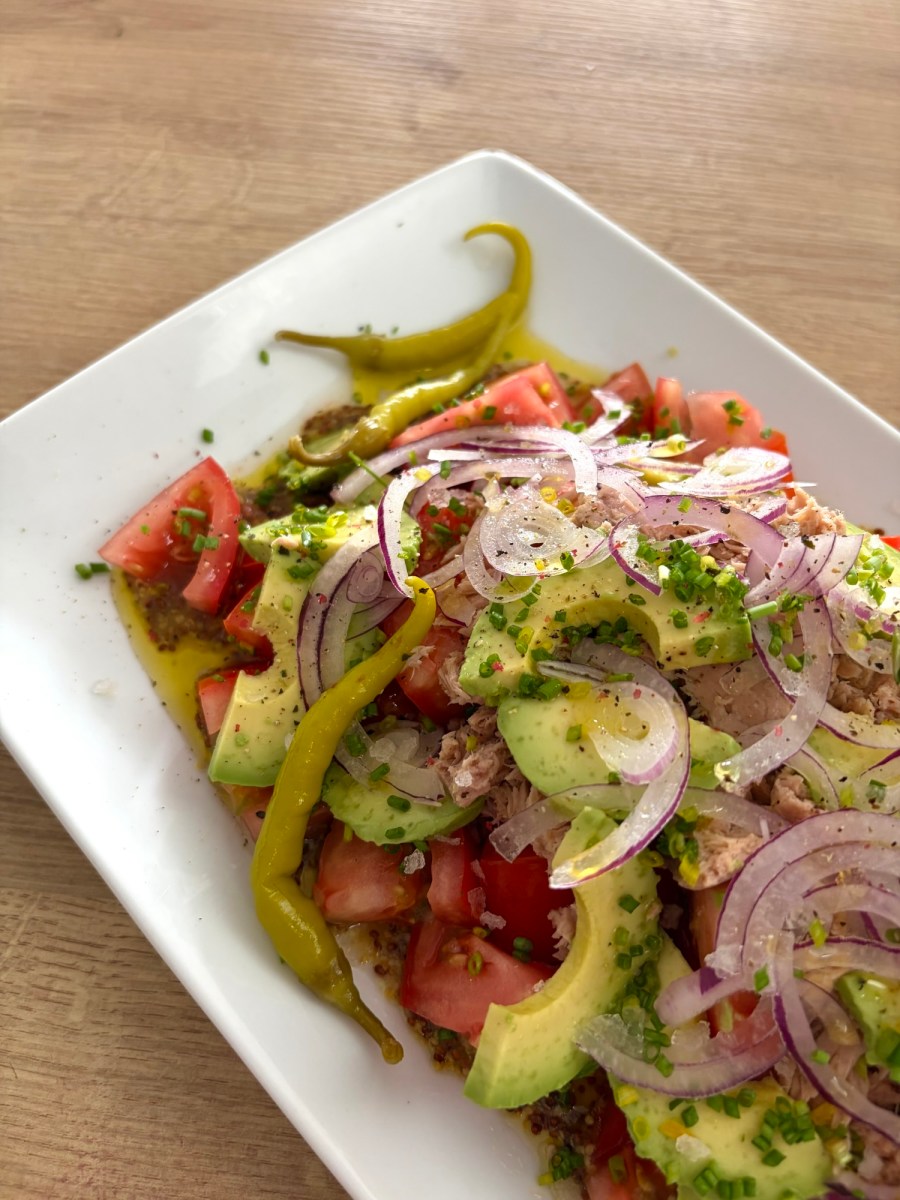 Ensalada de atún y aguacate con&nbsp;piparras