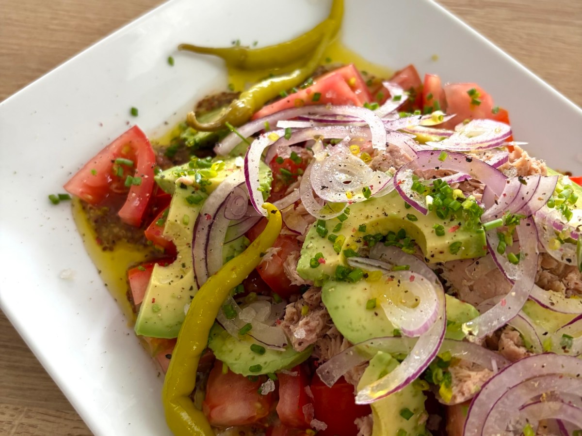 Ensalada de atún y aguacate con&nbsp;piparras