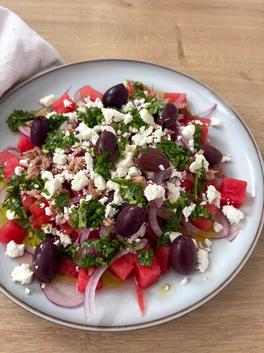 Ensalada de sandía, aceitunas negras, atún y feta con aliño de&nbsp;cilantro